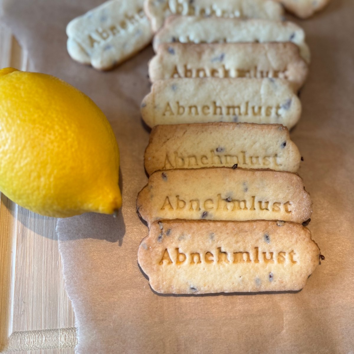 Hausgemachte Superfood-Kekse Abnehmlust Omega-3 Booster Zitronen Edition mit Leinsamen, Inulin und Zitronenzeste, gesunde zuckerfreie Kekse für bewusste Ernährung und Gewichtsmanagement.